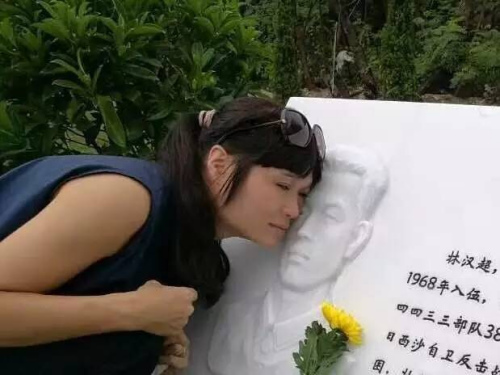 (烈士林汉超的女儿林铁红,父亲牺牲时她只有五个月大,还在母亲肚子里,一张父亲的遗像陪伴了她42年,这是她第一次离父亲这样的近……) (烈士林汉超的女儿林铁红,父亲牺牲时她只有五个月大,还在母亲肚子里,一张父亲的遗像陪伴了她42年,这是她第一次离父亲这样的近……)