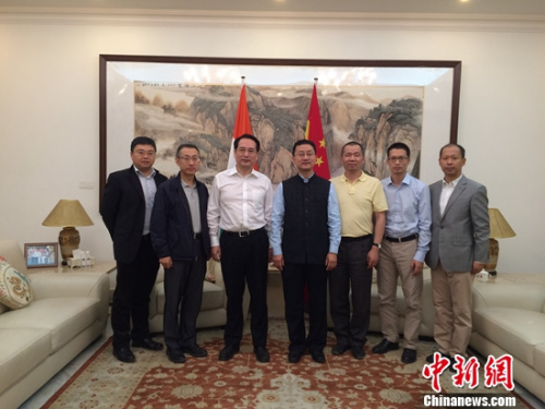谭天星一行与刘劲松等合影 谭天星一行与刘劲松等合影