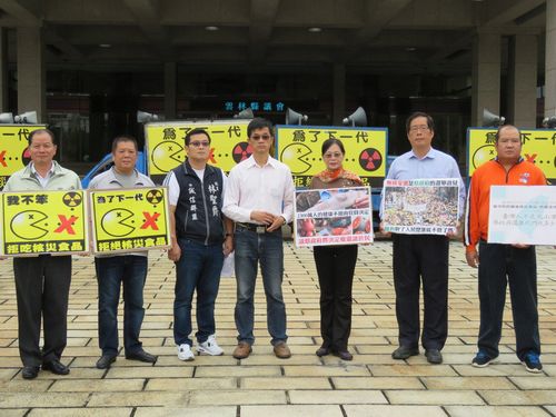 “抵制日本鸭霸、台湾揭竿起义”由云林议员李明哲(中)发起,多位议员及“立委”张丽善、斗六市长谢淑亚(右3)等人响应自掏腰包出资6部广告车在云林各地宣传反日核灾食品输台,捍卫全民健康。记者胡玮芳/摄影 “抵制日本鸭霸、台湾揭竿起义”由云林议员李明哲(中)发起,多位议员及“立委”张丽善、斗六市长谢淑亚(右3)等人响应自掏腰包出资6部广告车在云林各地宣传反日核灾食品输台,捍卫全民健康。记者胡玮芳/摄影