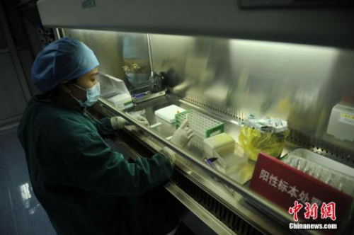 资料图:医务人员在“阳性标本处理区”进行工作。<a target='_blank' href='http://www.chinanews.com/'>中新社</a>记者 陈超 摄 资料图:医务人员在“阳性标本处理区”进行工作。<a target='_blank' href='http://www.chinanews.com/'>中新社</a>记者 陈超 摄