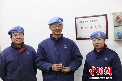 图为池新连和他的两个徒弟。吕春荣 摄 图为池新连和他的两个徒弟。吕春荣 摄
