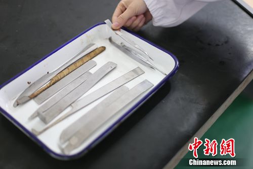 图为池新连的整形刀。吕春荣 摄 图为池新连的整形刀。吕春荣 摄