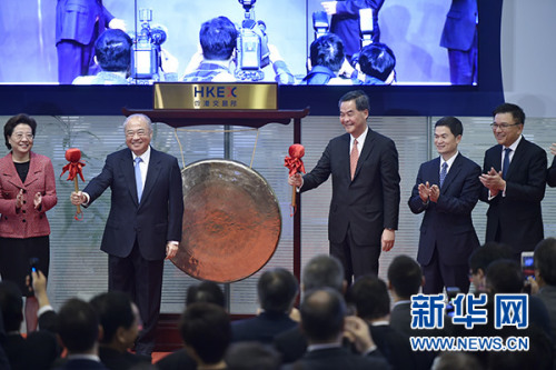12月5日,香港特区行政长官梁振英(右三)和港交所主席周松岗(左二)共同为当日首笔交易鸣锣开市。当日,香港交易所举行“深港通”开通仪式,香港特区行政长官梁振英与香港交易所主席周松岗在港交所共同为当日首笔交易鸣锣开市,标志着“深港通”正式启动。新华社发(王申 摄) 12月5日,香港特区行政长官梁振英(右三)和港交所主席周松岗(左二)共同为当日首笔交易鸣锣开市。当日,香港交易所举行“深港通”开通仪式,香港特区行政长官梁振英与香港交易所主席周松岗在港交所共同为当日首笔交易鸣锣开市,标志着“深港通”正式启动。新华社发(王申 摄)