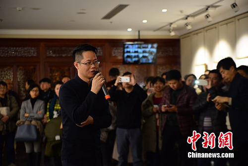 方勇在画展现场。主办方供图 方勇在画展现场。主办方供图