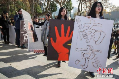 2016年12月5日,南京艺术学院的大学生展示国家公祭日主题海报作品。<a target='_blank' href='http://www.chinanews.com/'>中新社</a>记者 泱波 摄 2016年12月5日,南京艺术学院的大学生展示国家公祭日主题海报作品。<a target='_blank' href='http://www.chinanews.com/'>中新社</a>记者 泱波 摄
