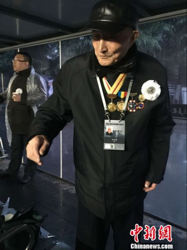 93岁抗战老兵冒雨参加南京大屠杀死难者国家公祭仪式。朱晓颖 摄 93岁抗战老兵冒雨参加南京大屠杀死难者国家公祭仪式。朱晓颖 摄