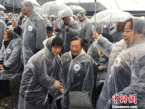 日本史学研究者松冈环搀扶着南京大屠杀幸存者夏淑琴。 朱晓颖 摄 日本史学研究者松冈环搀扶着南京大屠杀幸存者夏淑琴。 朱晓颖 摄