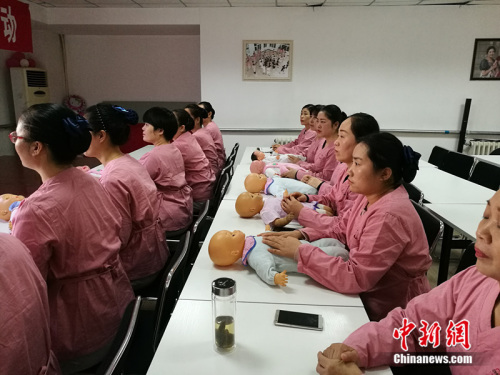 2016年12月15日,北京一家月嫂培训公司正在进行婴儿护理相关的实际操作训练。<a target='_blank' href='http://www.chinanews.com/' >中新网</a> 李卿 摄 2016年12月15日,北京一家月嫂培训公司正在进行婴儿护理相关的实际操作训练。<a target='_blank' href='http://www.chinanews.com/' >中新网</a> 李卿 摄