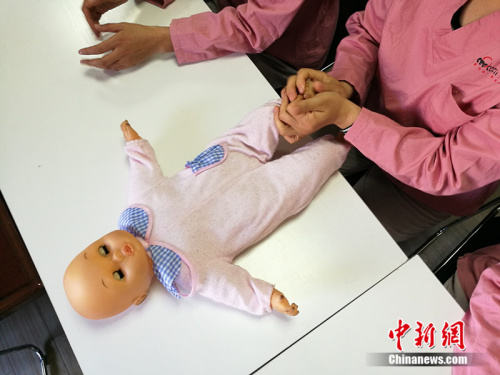 图为月嫂培训中使用的婴儿模型。<a target='_blank' href='http://www.chinanews.com/' >中新网</a> 李卿 摄 图为月嫂培训中使用的婴儿模型。<a target='_blank' href='http://www.chinanews.com/' >中新网</a> 李卿 摄