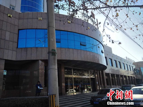 14日上午,一位读者正步入丰台区图书馆。上官云 摄 14日上午,一位读者正步入丰台区图书馆。上官云 摄