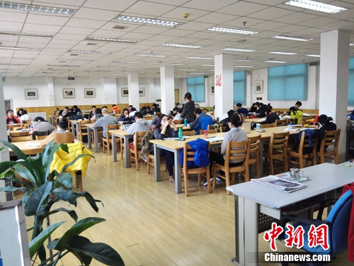在丰台图图书馆内自习室学习的人群。上官云 摄 在丰台图图书馆内自习室学习的人群。上官云 摄