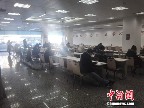 中午时分,西城区第一图书馆自习室内仍有不少人在看书。上官云 摄 中午时分,西城区第一图书馆自习室内仍有不少人在看书。上官云 摄