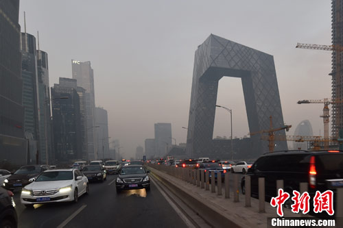 12月16日下午,北京东三环国贸附近雾霾渐浓。<a target='_blank' href='http://www.chinanews.com/' >中新网</a>记者 金硕 摄 12月16日下午,北京东三环国贸附近雾霾渐浓。<a target='_blank' href='http://www.chinanews.com/' >中新网</a>记者 金硕 摄
