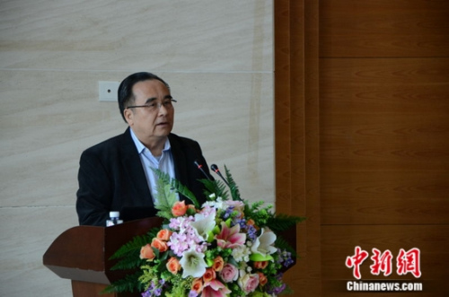 曾担任福建省汽车工业协会会长、福建省汽车工业集团董事长的凌玉章16日在福州表示,新能源汽车将推动福建汽车行业加速崛起。出生于1945年的凌玉章,如今再度复出担任福建万润新能源科技有限公司董事长。 龙敏 摄 曾担任福建省汽车工业协会会长、福建省汽车工业集团董事长的凌玉章16日在福州表示,新能源汽车将推动福建汽车行业加速崛起。出生于1945年的凌玉章,如今再度复出担任福建万润新能源科技有限公司董事长。 龙敏 摄
