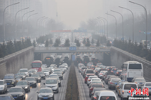 12月16日下午，北京东三环农展桥附近车辆行驶缓慢，雾霾渐浓。<a target='_blank' href='http://www.chinanews.com/' >中新网</a>记者 金硕 摄