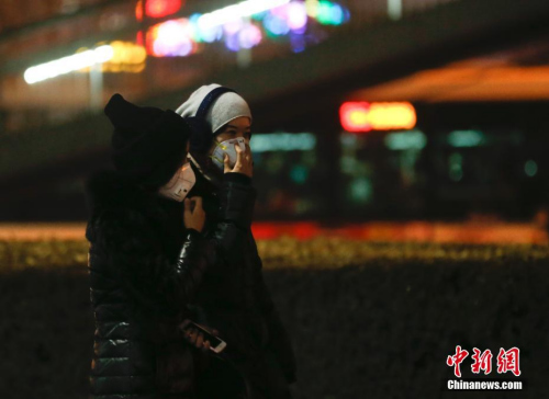 12月16日，北京民众戴防雾霾口罩出行。<a target='_blank' href='http://www.chinanews.com/'>中新社</a>记者 杜洋 摄