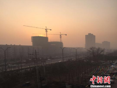 资料图:12月4日16时20分,重污染天气下的山西太原。任丽娜 摄 资料图:12月4日16时20分,重污染天气下的山西太原。任丽娜 摄