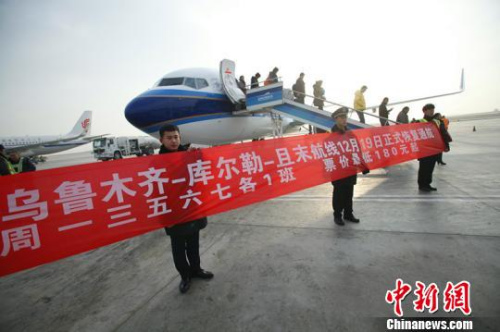 12月19日上午10点,一架由乌鲁木齐飞且末的客机从乌鲁木齐地窝堡国际机场起飞。 王小军 摄 12月19日上午10点,一架由乌鲁木齐飞且末的客机从乌鲁木齐地窝堡国际机场起飞。 王小军 摄