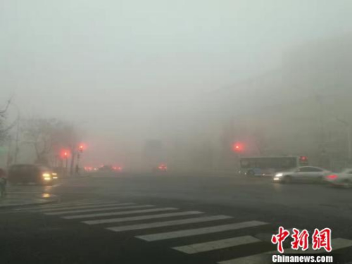 雾锁滨城,陆、空交通受影响。 傅光锐 摄 雾锁滨城,陆、空交通受影响。 傅光锐 摄