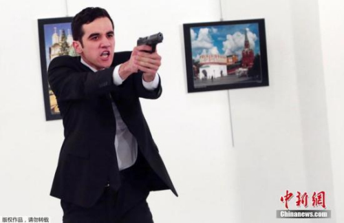 俄罗斯外交部证实俄驻土耳其大使安德烈・卡尔洛夫12月19日在安卡拉出席一个展览活动时被枪击身亡。图为男子举枪刺杀安德烈・卡尔洛夫。
