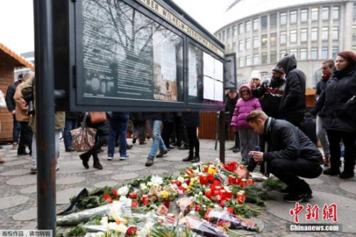 当地时间2016年12月20日，德国柏林，民众在恐袭事发点附近悼念遇难者。
