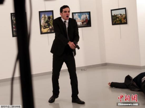 俄罗斯外交部证实俄驻土耳其大使安德烈·卡尔洛夫12月19日在安卡拉出席一个展览活动时被枪击身亡。图为凶手在现场持枪。 俄罗斯外交部证实俄驻土耳其大使安德烈·卡尔洛夫12月19日在安卡拉出席一个展览活动时被枪击身亡。图为凶手在现场持枪。