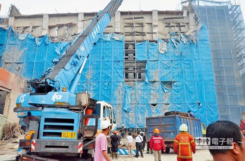 台湾桃园市大溪高中21日发生工安意外,5名工人遭到鹰架、泥浆压住,送医后皆不治。(台湾《中国时报》/赖佑维 摄) 台湾桃园市大溪高中21日发生工安意外,5名工人遭到鹰架、泥浆压住,送医后皆不治。(台湾《中国时报》/赖佑维 摄)