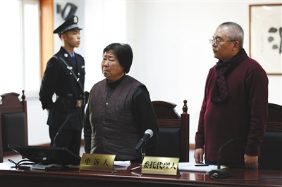 12月2日,聂树斌母亲张焕枝和律师李树亭在听取判决结果。 新华社发 12月2日,聂树斌母亲张焕枝和律师李树亭在听取判决结果。 新华社发