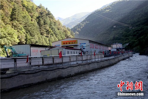 建在杂谷脑河畔工程红线内的钢筋加工厂。 建在杂谷脑河畔工程红线内的钢筋加工厂。