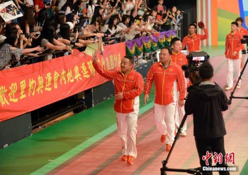 里约奥运会后,访港的内地奥运精英代表团登台亮相,在伊利沙伯体育馆作乒乓和羽毛球技术示范。代表团内的多位明星受到香港市民的热烈欢迎。图为刘国梁张继科等人受到热烈欢迎。 <a target='_blank' href='http://www.chinanews.com/'>中新社</a>记者 邓庆乐 摄 里约奥运会后,访港的内地奥运精英代表团登台亮相,在伊利沙伯体育馆作乒乓和羽毛球技术示范。代表团内的多位明星受到香港市民的热烈欢迎。图为刘国梁张继科等人受到热烈欢迎。 <a target='_blank' href='http://www.chinanews.com/'>中新社</a>记者 邓庆乐 摄