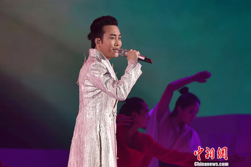 资料图:12月17日晚,李玉刚“十年经典”演唱会在北京工人体育馆亮相。<a target='_blank' href='http://www.chinanews.com/' >中新网</a>记者 金硕 摄 资料图:12月17日晚,李玉刚“十年经典”演唱会在北京工人体育馆亮相。<a target='_blank' href='http://www.chinanews.com/' >中新网</a>记者 金硕 摄