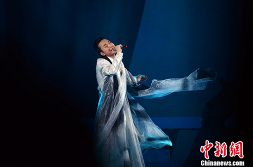 资料图:李玉刚在舞台上深情演唱。<a target='_blank' href='http://www.chinanews.com/' >中新网</a>记者 李霈韵 摄 资料图:李玉刚在舞台上深情演唱。<a target='_blank' href='http://www.chinanews.com/' >中新网</a>记者 李霈韵 摄