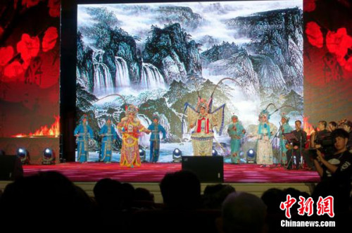 图为当晚京剧演唱会现场。<a target='_blank' href='http://www.chinanews.com/' >中新网</a>记者 刘湃 摄 图为当晚京剧演唱会现场。<a target='_blank' href='http://www.chinanews.com/' >中新网</a>记者 刘湃 摄