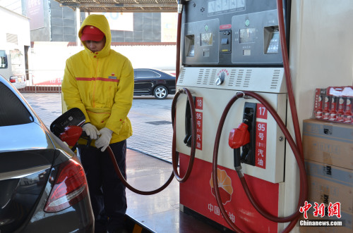 南湖加油站工作人员正在给顾客的爱车加95号京VI汽油。 南湖加油站工作人员正在给顾客的爱车加95号京VI汽油。
