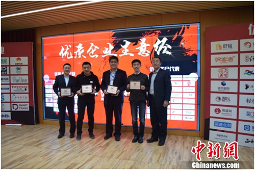 从左至右依次为:北京盈创力和电子科技有限公司总经理王建国,江小白高粱酒品牌总监叶明,易租购(北京)科技有限公司CEO敦红杰,小车仙创始人郑鑫,尚科办公社区副总姜晓强 从左至右依次为:北京盈创力和电子科技有限公司总经理王建国,江小白高粱酒品牌总监叶明,易租购(北京)科技有限公司CEO敦红杰,小车仙创始人郑鑫,尚科办公社区副总姜晓强