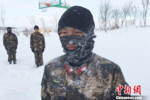 图为消防新兵的头套上沾满了雪。 陈超 摄 图为消防新兵的头套上沾满了雪。 陈超 摄