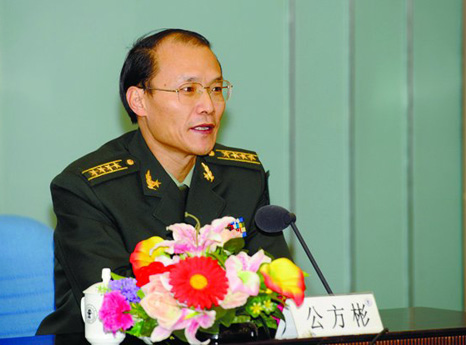 ��ר�Ҽ�顿�����򣬹�����ѧ�������ι��������Ҹ����Ρ����ڣ���ʦְ�о�Ա����У���Ρ�1980������飬3�βμӱ߾���ս������һ�ȹ�2�Σ����ȹ�4�Σ�1984��3�±����ݾ������衰ģ��˼�빤���Ǹɡ������ƺţ������Ӣ��ģ�����£�1999��4���ٻ��й��������Ľ��¡���������Ʒ�� ���л�����ĺ��ļ�ֵ�ۡ���������������230��ƪ����������600�����֡�