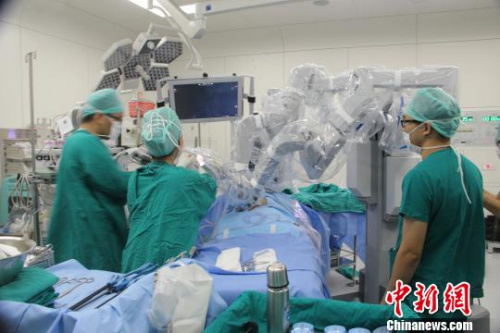 资料图:达芬奇机器人为一名左肾重度积水的6岁患儿实施手术。通讯员 摄 资料图:达芬奇机器人为一名左肾重度积水的6岁患儿实施手术。通讯员 摄