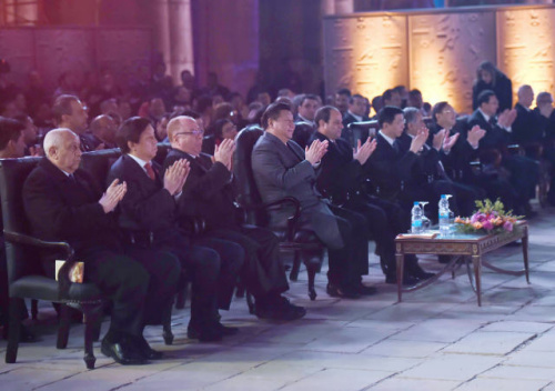 3月29日,国家主席习近平出席捷克总统泽曼在布拉格总统府举行的隆重欢迎仪式。(新华社记者庞兴雷摄) 3月29日,国家主席习近平出席捷克总统泽曼在布拉格总统府举行的隆重欢迎仪式。(新华社记者庞兴雷摄)