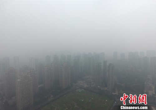 1月5日,重庆主城上空一片灰蒙蒙。 1月5日,重庆主城上空一片灰蒙蒙。