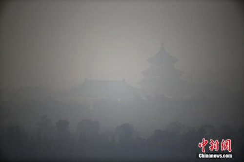资料图:笼罩在雾霾下的天坛祈年殿。<a target='_blank' href='http://www.chinanews.com/'>中新社</a>记者 富田 摄 资料图:笼罩在雾霾下的天坛祈年殿。<a target='_blank' href='http://www.chinanews.com/'>中新社</a>记者 富田 摄