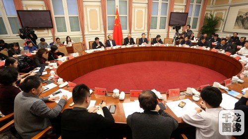 1月7日,北京市代市长蔡奇就雾霾问题与市民、媒体代表座谈。图为座谈会现场。图片来自:千龙网 1月7日,北京市代市长蔡奇就雾霾问题与市民、媒体代表座谈。图为座谈会现场。图片来自:千龙网