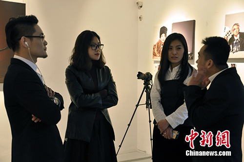 摄影师马风云(右二)在展览现场。主办方供图 摄影师马风云(右二)在展览现场。主办方供图