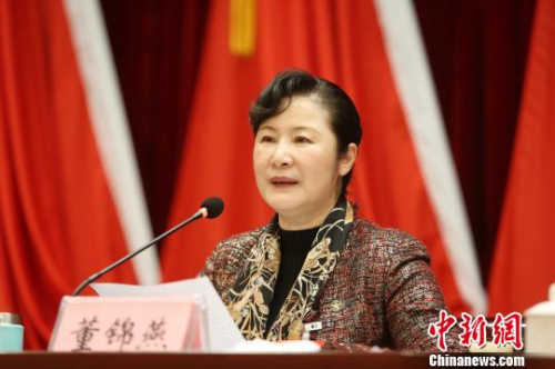 图为河南省侨联主席董锦燕在河南省第十次归侨侨眷代表大会上作报告