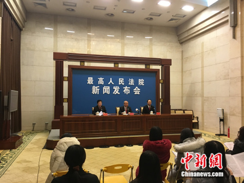 2017年1月11日上午,最高人民法院举行新闻发布会,发布《最高人民法院关于审理商标授权确权行政案件若干问题的规定》相关内容并回答记者提问。 汤琪 摄 2017年1月11日上午,最高人民法院举行新闻发布会,发布《最高人民法院关于审理商标授权确权行政案件若干问题的规定》相关内容并回答记者提问。 汤琪 摄