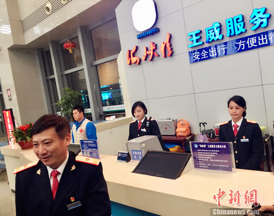 王威和“海峡情”王威服务台,<a target='_blank' href='http://www.chinanews.com/' >中新网</a>记者王牧青摄 王威和“海峡情”王威服务台,<a target='_blank' href='http://www.chinanews.com/' >中新网</a>记者王牧青摄