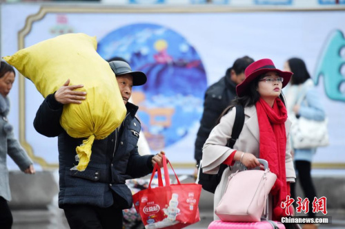 哪怕路途遥远,哪怕一票难求,仍然阻挡不了回家的脚步。1月13日,为期40天的2017春运正式拉开帷幕,许多在外打拼的人员陆续踏上返乡的归程。鲍赣生 摄 哪怕路途遥远,哪怕一票难求,仍然阻挡不了回家的脚步。1月13日,为期40天的2017春运正式拉开帷幕,许多在外打拼的人员陆续踏上返乡的归程。鲍赣生 摄