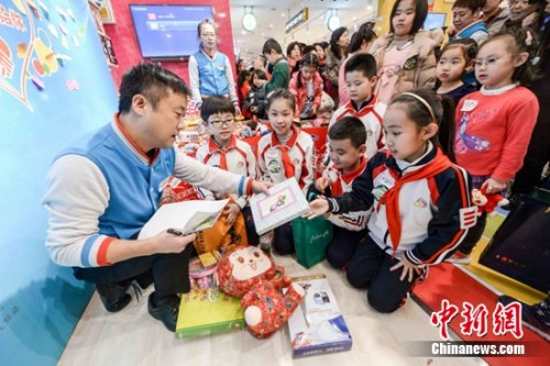 “我的童年送给你”爱心礼物捐赠现场 “我的童年送给你”爱心礼物捐赠现场