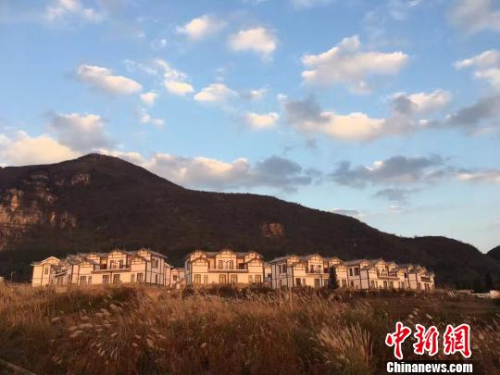 2016年12月,贵州大方易地搬迁的贫困户新居“恒大幸福二村”沐浴在冬日的夕阳下。2017年1月,新居迎来了主人们。 杨云 摄 2016年12月,贵州大方易地搬迁的贫困户新居“恒大幸福二村”沐浴在冬日的夕阳下。2017年1月,新居迎来了主人们。 杨云 摄