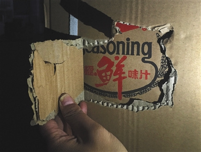 造假者发货都采用白皮纸箱,撕开纸箱才能看到里面的假冒品牌。 造假者发货都采用白皮纸箱,撕开纸箱才能看到里面的假冒品牌。